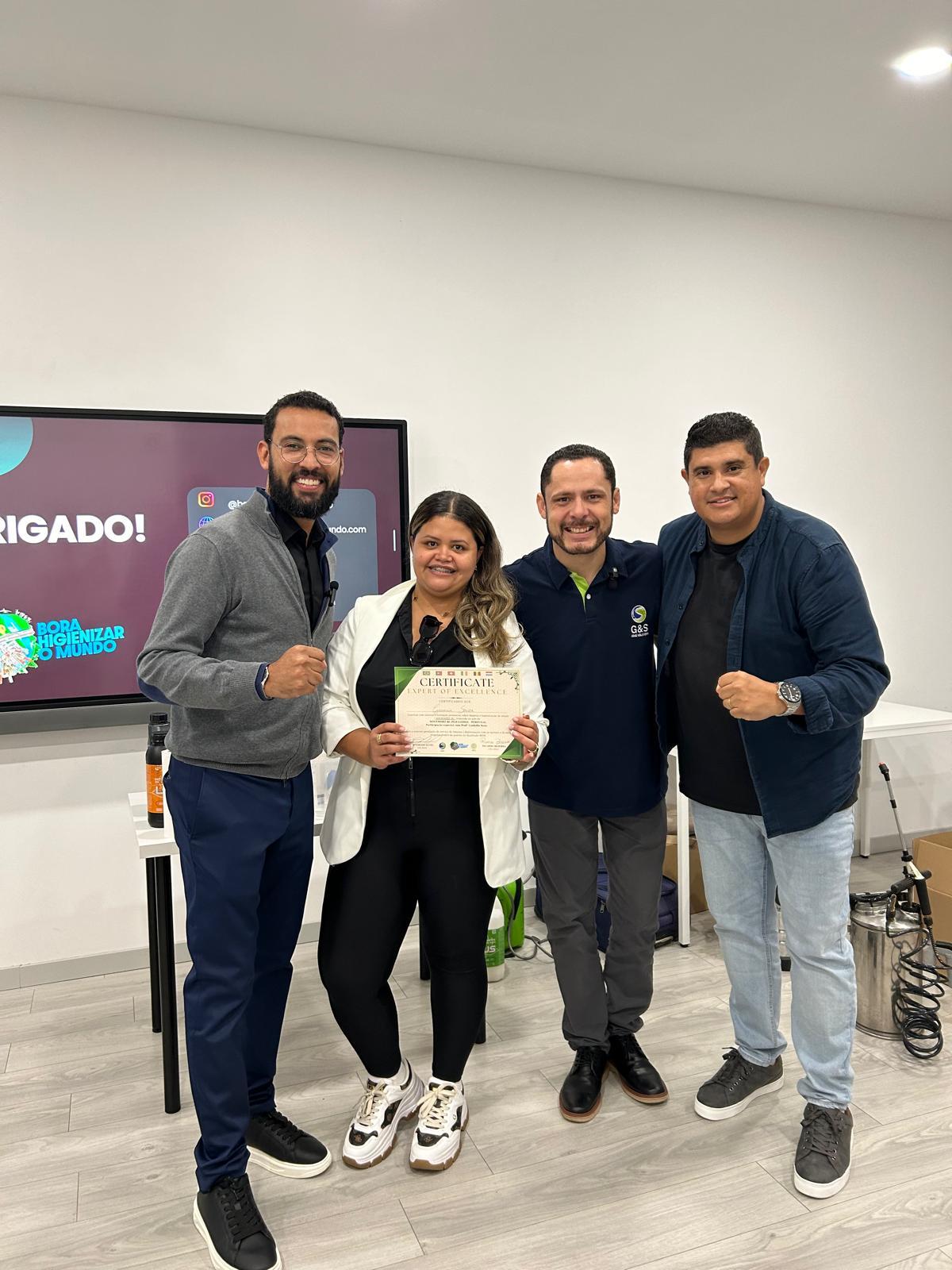 Geovania Souza com o seu certificado numa formação profissional